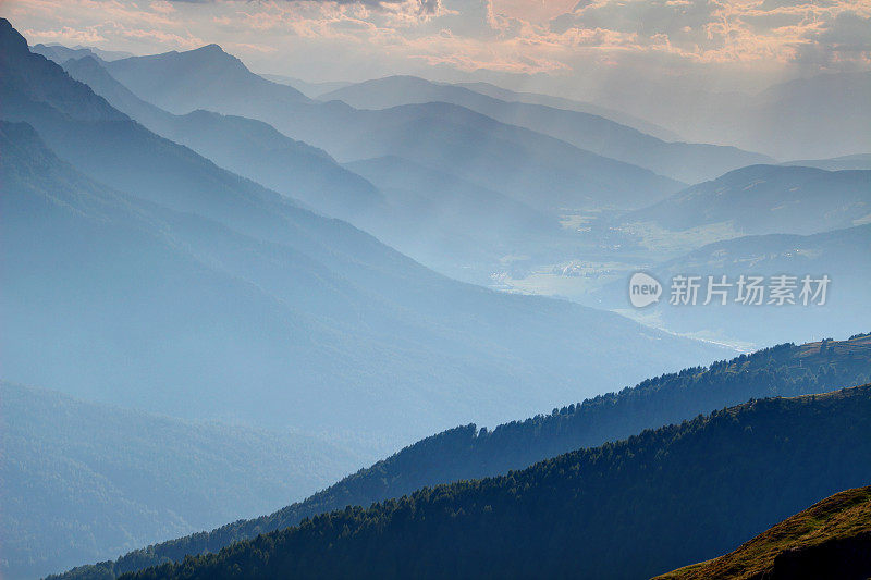 夏日日落Val Pusteria，蓝色阳光下山脊的剪影
